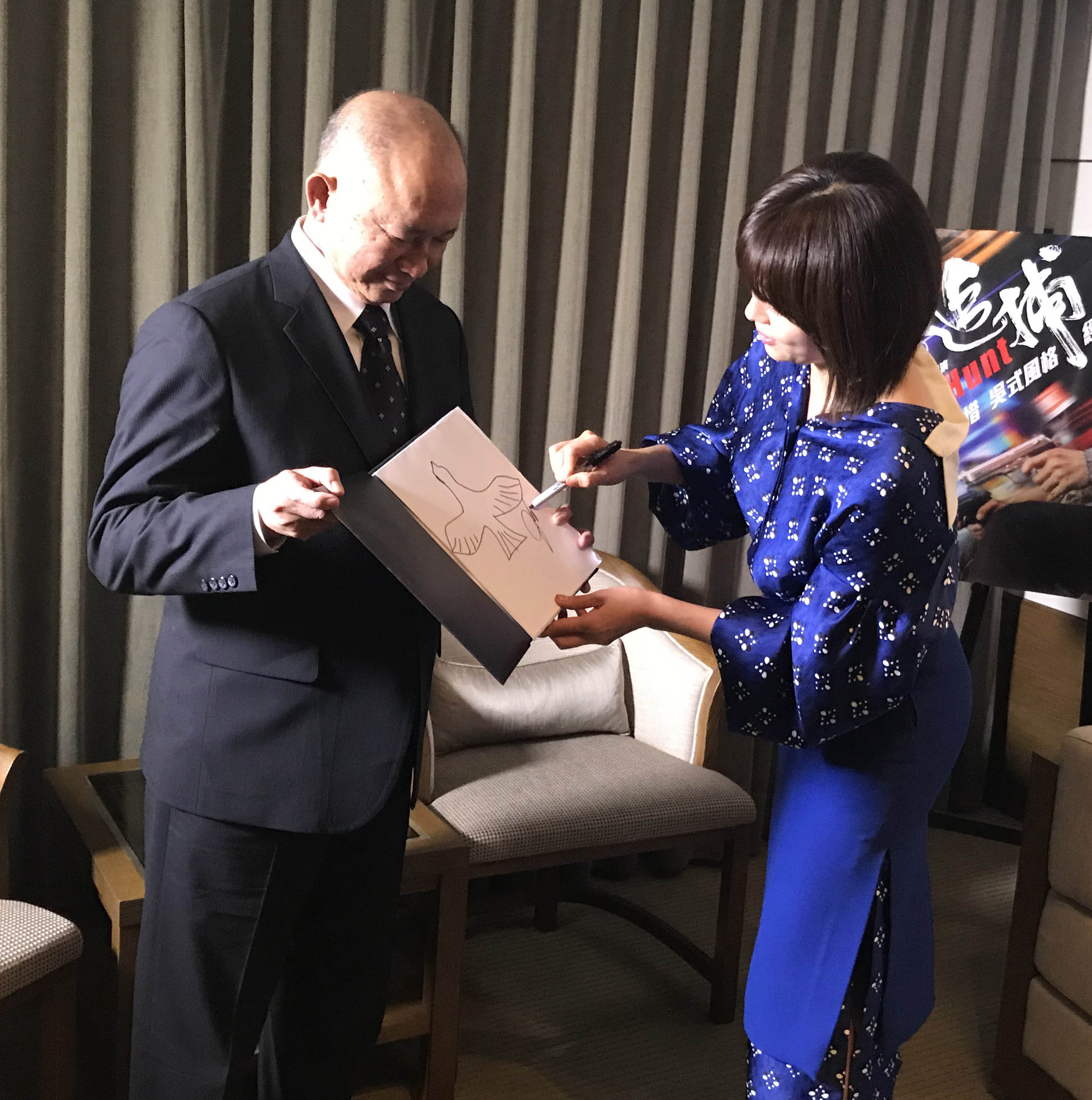 ▲FENDI撞衫。（圖／翻攝FENDI IG、周汶錡臉書、華映提供）