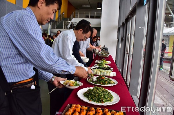 台東大學辦理「蔬食宣言趴」，由曾耀銘校長帶領師生「食蔬食、做環保」，號召全校師生從最貼近日常生活的「食」作起，重視健康飲食、響應綠色生活、貫徹「國際綠色大學」的目標理念。（圖／台東大學提供）