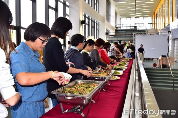 台東大學辦理「蔬食宣言趴」，由曾耀銘校長帶領師生「食蔬食、做環保」，號召全校師生從最貼近日常生活的「食」作起，重視健康飲食、響應綠色生活、貫徹「國際綠色大學」的目標理念。（圖／台東大學提供）