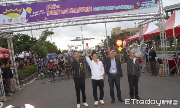 全國自由車公路錦標賽暨全國自由車少年公路錦標賽，在台灣最美的東部海岸線舉行，吸引全國368位頂尖自由車選手齊聚台東，由台東縣長黃健庭及自由車協會秘書長李開志等為男子菁英組鳴槍競輪。（圖／台東縣政府提供）