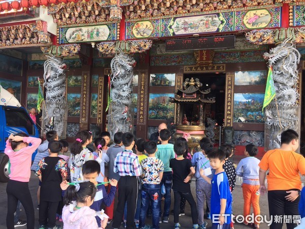 花蓮縣救國團在花蓮南區各地辦理太平洋『神』氣小子探索營，對象以全縣各鄉鎮國小、國中生為主，總計四十多位學員參與，一起認識台灣廟宇文化，讓小孩們發現廟宇文化之美。（圖／花蓮縣救國團提供）