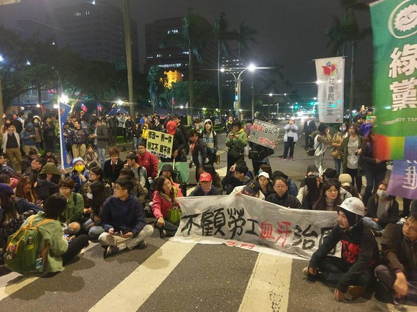 ▲▼民眾為勞基法佔領中山南路。（圖／翻攝自工鬥臉書）