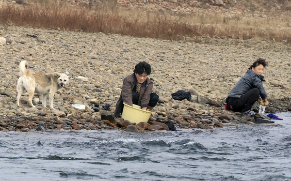 ▲朝鮮婦女在河邊洗衣服。（圖／達志影像／美聯社）