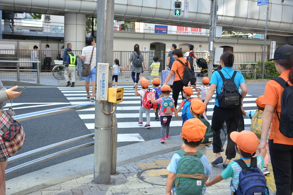 ▲▼日本小朋友過馬路舉手，斑馬線。（圖／記者李姿儀攝）