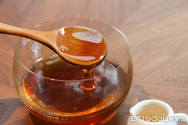 用台灣蜂蜜做原料　菓源產品從餅乾做到護唇膏與手工皂。(圖／黃士原攝)
