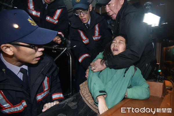 ▲▼勞團及台獨團體佔據凱道抗議勞基法修法,警方強勢驅離。（圖／記者李毓康攝）