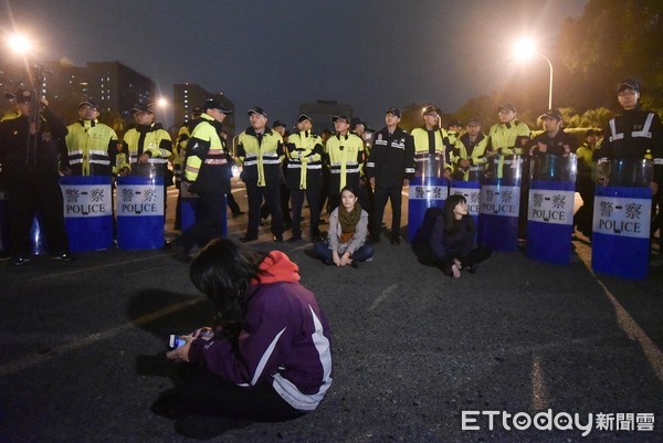 ▲▼勞團及台獨團體佔據凱道抗議勞基法修法,警方強勢驅離。（圖／記者李毓康攝）