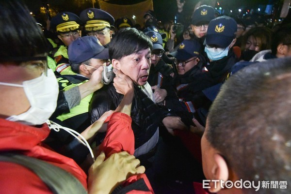 ▲▼勞團及台獨團體佔據凱道抗議勞基法修法,警方強勢驅離。（圖／記者李毓康攝）