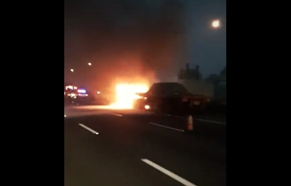 ▲國道1號彰化交流道路段5日清晨發生火燒車事故。（圖／翻攝臉書爆料公社）