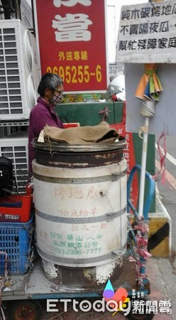 家住台南的中年男子雷大哥，本身患有膀胱癌，每日都須掛著尿袋出門賣地瓜；幼女不幸遭酒駕駕駛撞死，加上太太患有輕度精神障礙，他身心俱疲之下只能含淚苦撐，靠賣地瓜賺取微薄生活費，以維持家計。（圖／善耕365公益媒合平台提供）