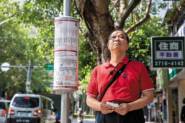 邱孟暉這天採訪結束後，要從互助家庭前往上課會館，他很享受走在路上的自由。