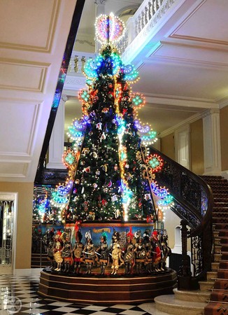 ▲老佛爺設計酒店聖誕樹。（圖／翻攝自、克拉瑞芝酒店官網ifitshipitshere）