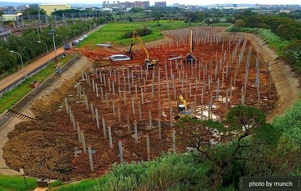 ▲桃園某埤塘正在進行光電工程，施工期間抽乾埤塘池水引發爭議。（圖／漂浪島嶼授權提供）