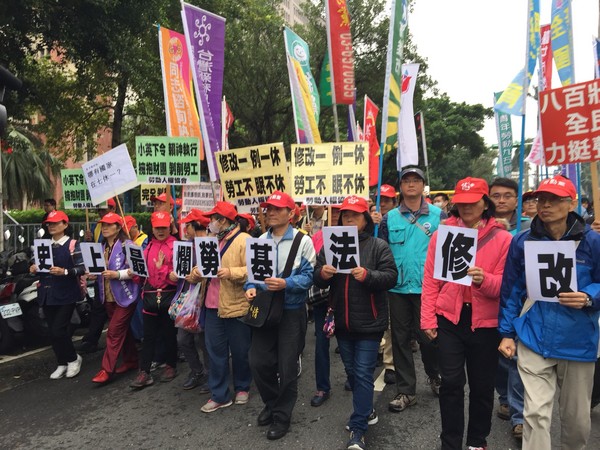 ▲▼2017年11月4日立法院審查勞基法有關「一例一休」等修正案，勞團在立院群賢樓外抗議。（圖／黃暐瀚提供）