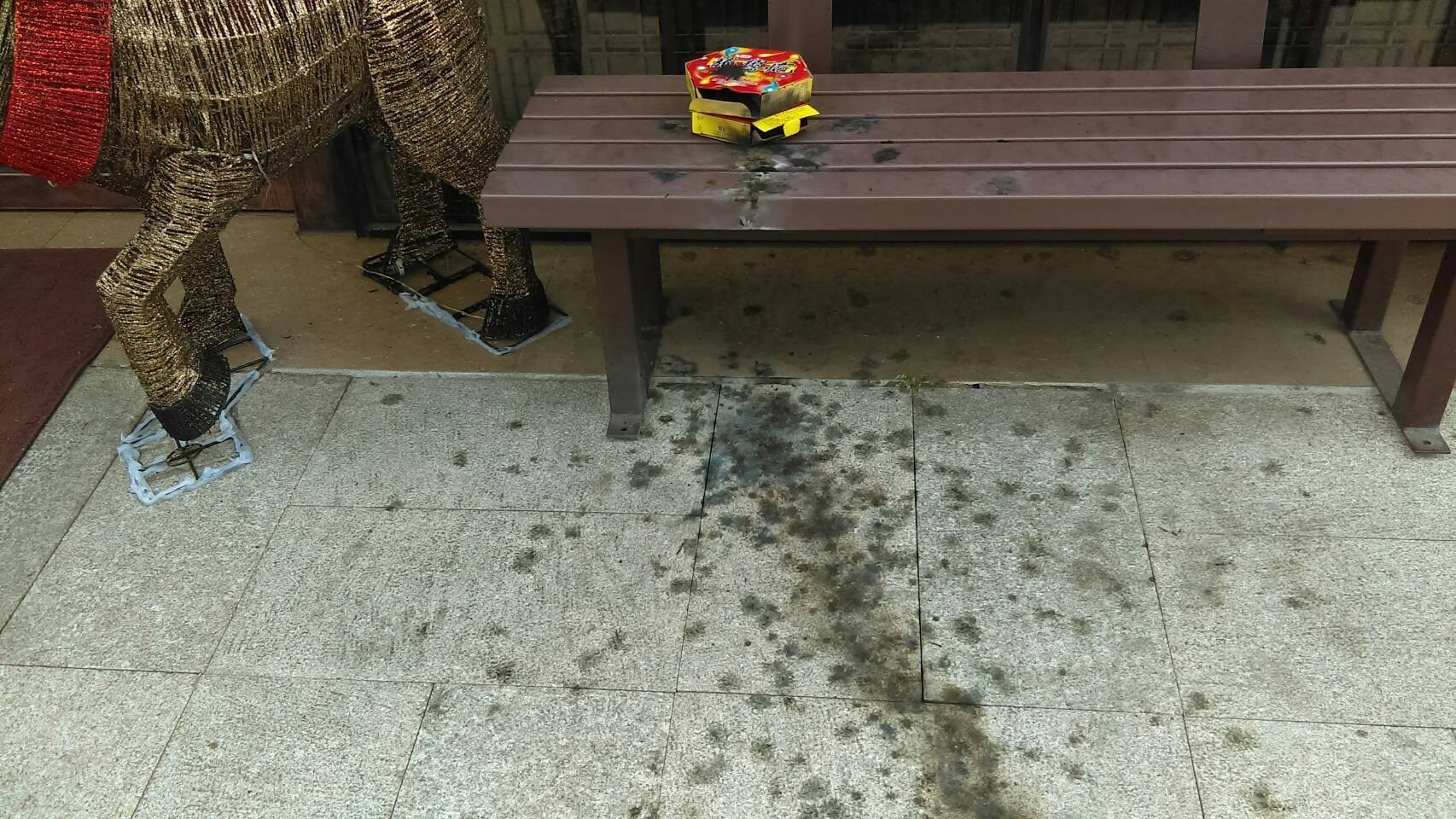 喜宴婆家在餐廳門口放鞭炮，炸黑長椅、地板。（圖／翻攝「靠北奧客」臉書）