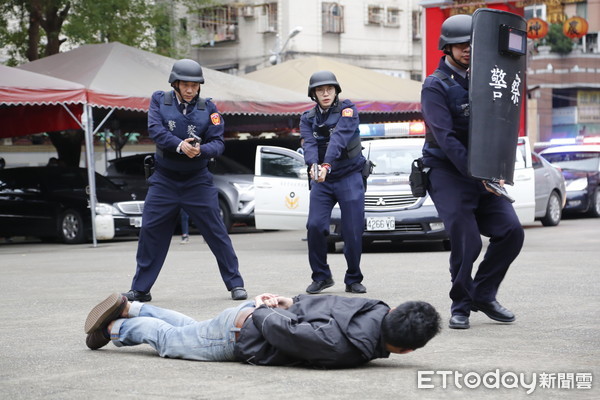 ▲中和警方實施防搶演練太逼真，讓宮廟民眾一度以為發生真的槍戰。（圖／記者林煒傑翻攝）