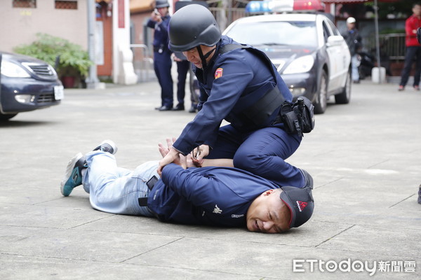 ▲中和警方實施防搶演練太逼真，讓宮廟民眾一度以為發生真的槍戰。（圖／記者林煒傑翻攝）