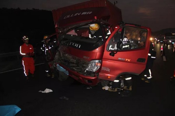 ▲▼「慢！慢！慢！」貨車高速追撞　兒子滑手機害死媽媽。（圖／翻攝自廣州日報）