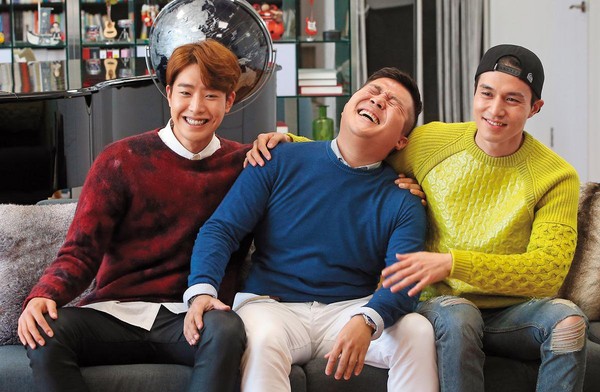李棟旭曾參與韓國SBS實境節目《Roommate》中，和同宿成員製造出不少笑料。左起為朴敏雨、曹世鎬、李棟旭。（東方IC）