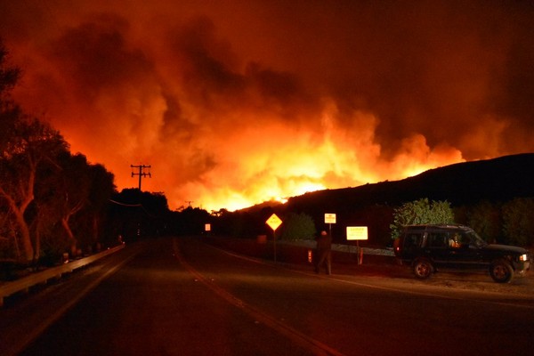 ▲加州洛杉磯北側湯瑪斯大火(Thomas Fire)。（圖／翻攝自推特／VCFD PIO）