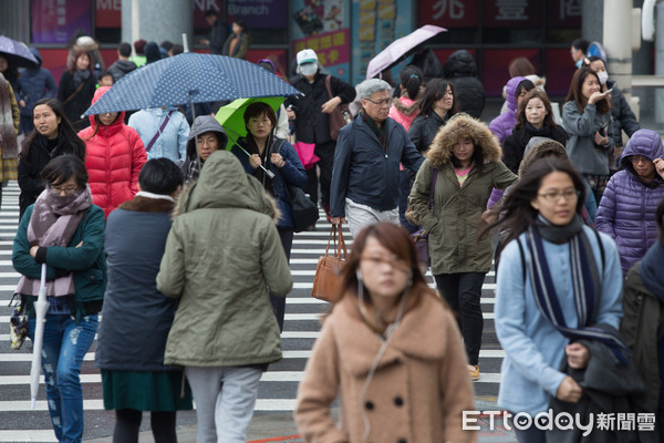 下雨,溼冷,雨天,冬季,冬天,天氣,低溫,寒流,行人,過馬路,交通,斑馬線,路人（圖／記者季相儒攝）