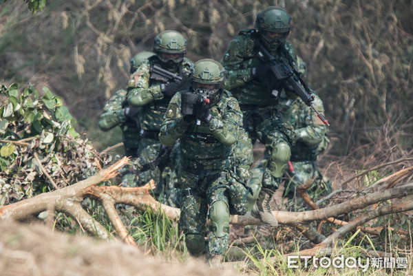 國軍106年春節加強戰備媒體參訪,陸軍第十軍團機步234旅,特戰小組著陸（圖／記者季相儒攝）