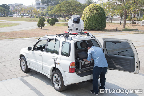▲3D環景雷射掃描儀搭載於車頂，實際巡迴嘉藥校園掃描，所到之處引起師生矚目。（圖／嘉藥提供）