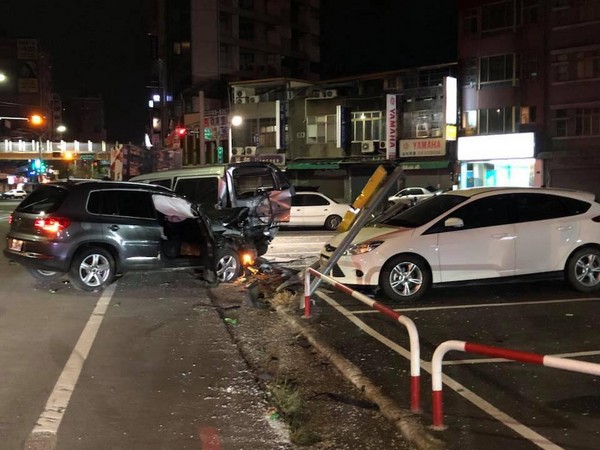 ▲▼ 福斯休旅車過彎撞爛11台汽機車　駕駛竟消失丟包26歲女乘客（圖／翻攝自「爆料公社」，下同）