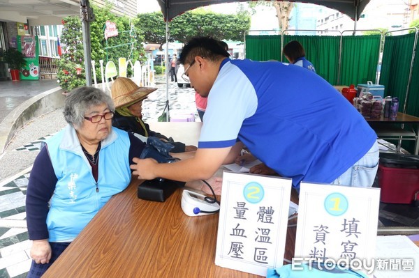 花蓮市公所與花蓮縣衛生局合作在花蓮市公所前廣場，免費為民眾施打流感疫苗接種服務，市長魏嘉賢也到現場關切。（圖／花蓮市公所提供）