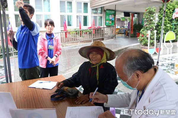 花蓮市公所與花蓮縣衛生局合作在花蓮市公所前廣場，免費為民眾施打流感疫苗接種服務，市長魏嘉賢也到現場關切。（圖／花蓮市公所提供）