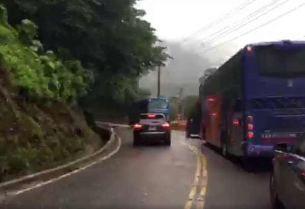 ▲▼有錢任姓！保時捷逆向衝過車陣　整條蘇花「就你最快」。（圖／翻攝自爆料公社）