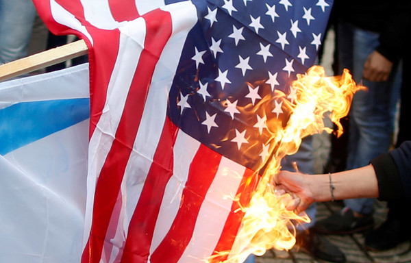 ▲美國承認耶路撒冷（Jerusalem）是以色列首都，引起巴勒斯坦人憤怒燒美國國旗。（圖／路透社）