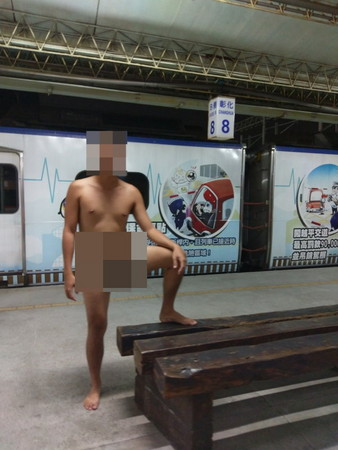 裸拍族攻陷彰化火車站。（圖／翻攝TUMBLR）