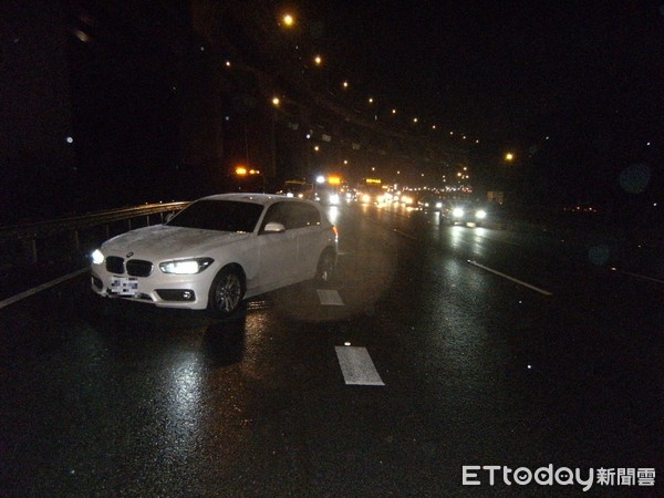 ▲拖板車追撞警戒中的國道警車，員警及時跳開避免遭輾。（圖／記者陳豐德翻攝）