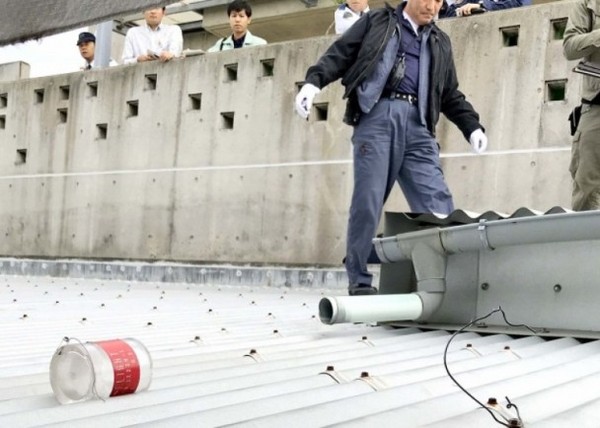 ▲沖繩縣宜野灣市一所幼兒園，被人發現有一個長15公分的圓筒狀物體落在屋頂。(圖／翻攝自網路)