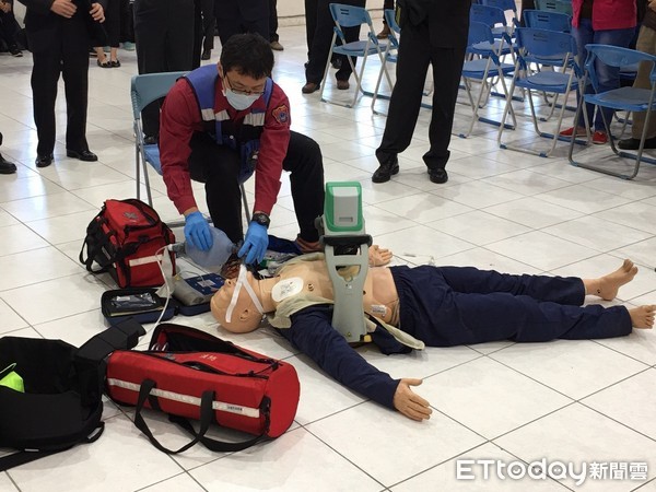 ▲台南市消防局救護員演練示範自動心肺復甦機。（圖／消防局提供） 