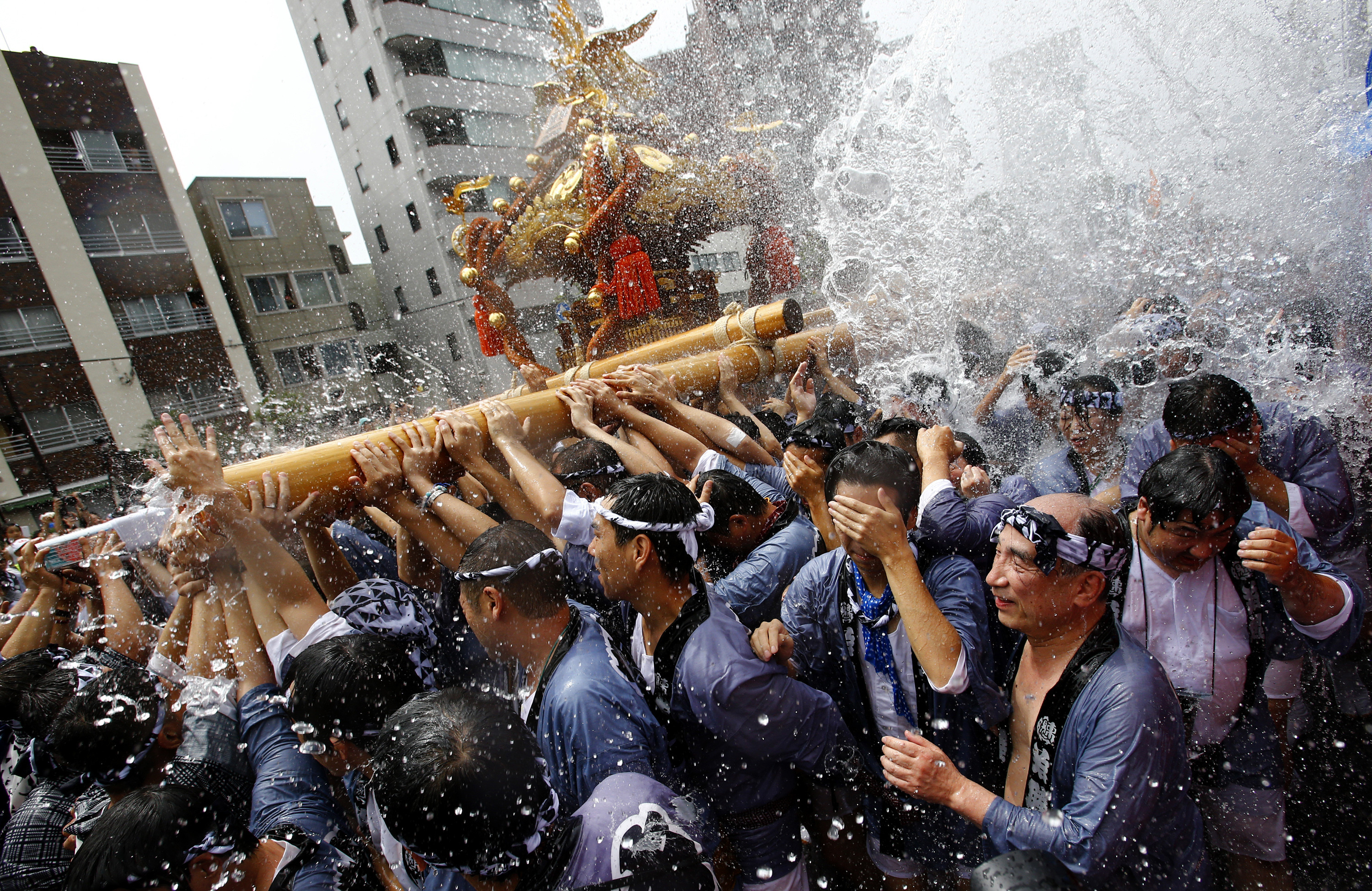 日本东京都江东区知名的「富冈八幡宫」神社夏日祭典