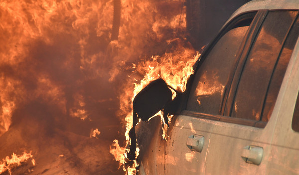 ▲加州一名婦女逃離大火時發生車火，成為這次災害第一名死者。示意圖。（圖／路透社／示意圖）