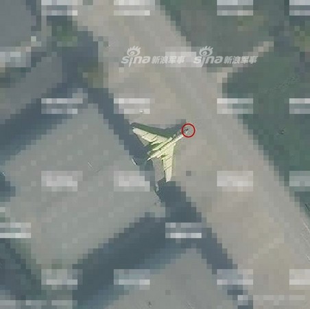 最新衛星圖片顯示，一架尚未進行塗裝，只噴有黃色防銹底漆的轟-6型轟炸機從機庫中被推出。從地面上影子透露出該機在機頭部分伸出的空中受油管，很明顯是一架剛公開的轟-6N型戰略轟炸機。（圖／翻攝自大陸網站）