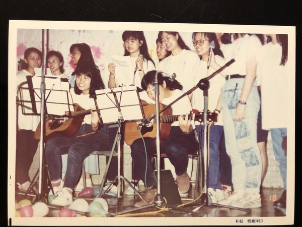 在輔大念書時期，王蘭芳（坐左2）參加吉他社團。（王蘭芳提供）