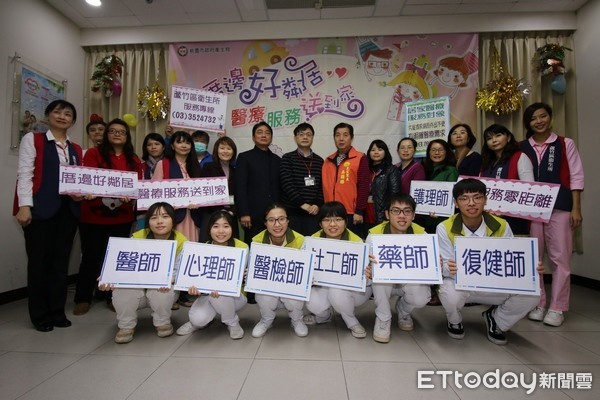 ▲到宅為年邁重病母親看診，林唯淯向蘆竹區衛生所醫護團隊道感謝。 （圖／廖帝權提供）