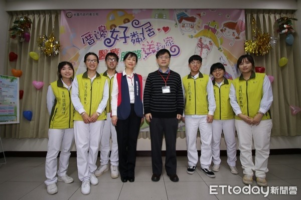 ▲到宅為年邁重病母親看診，林唯淯向蘆竹區衛生所醫護團隊道感謝。 （圖／廖帝權提供）