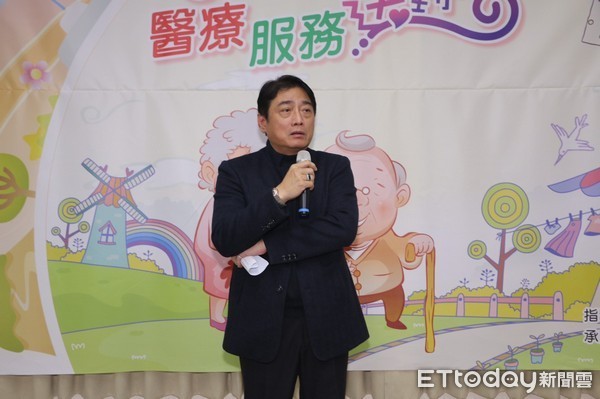 ▲到宅為年邁重病母親看診，林唯淯向蘆竹區衛生所醫護團隊道感謝。 （圖／廖帝權提供）