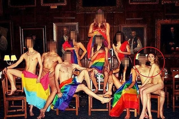 ▲伍華德 (紅圈者)曾跟同學一起脫光光拍照，為大學的LGBT社團募款。(圖／翻攝自網路)