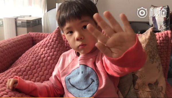 ▲▼嗯哼錄影片「要記得想我喔！」（圖／翻攝自杜江微博）