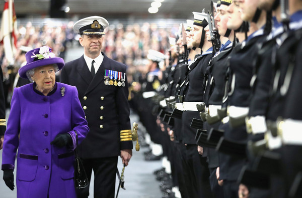 ▲▼英國女王伊麗莎白二世參加新航母「伊麗莎白女王」服役儀式。（圖／路透社）