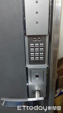 ▲被電池陰...全公司鎖門外「吊車上去」　看完韓國官網說明書傻眼。（圖／網友授權引用，請勿隨意翻拍，以免侵權，下同。）