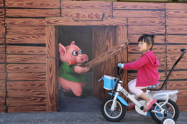 繪在矮牆上的「三隻小豬」，是很多小朋友熟悉的故事。