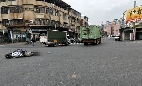 ▲▼科大生騎車返校爆頭！疑闖紅燈…遭「輾破安全帽」躺血泊慘死。（圖／翻攝林園五四三臉書）