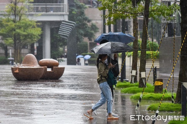 ▲▼大雨,下雨,雨天,天氣,積水,豪大雨,雷陣雨,梅雨,降雨,氣象,行人。（圖／記者李毓康攝）